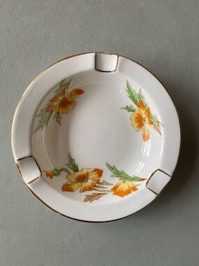 Royal Chelsea, ”Lake Louise Poppy” bone china ashtray.